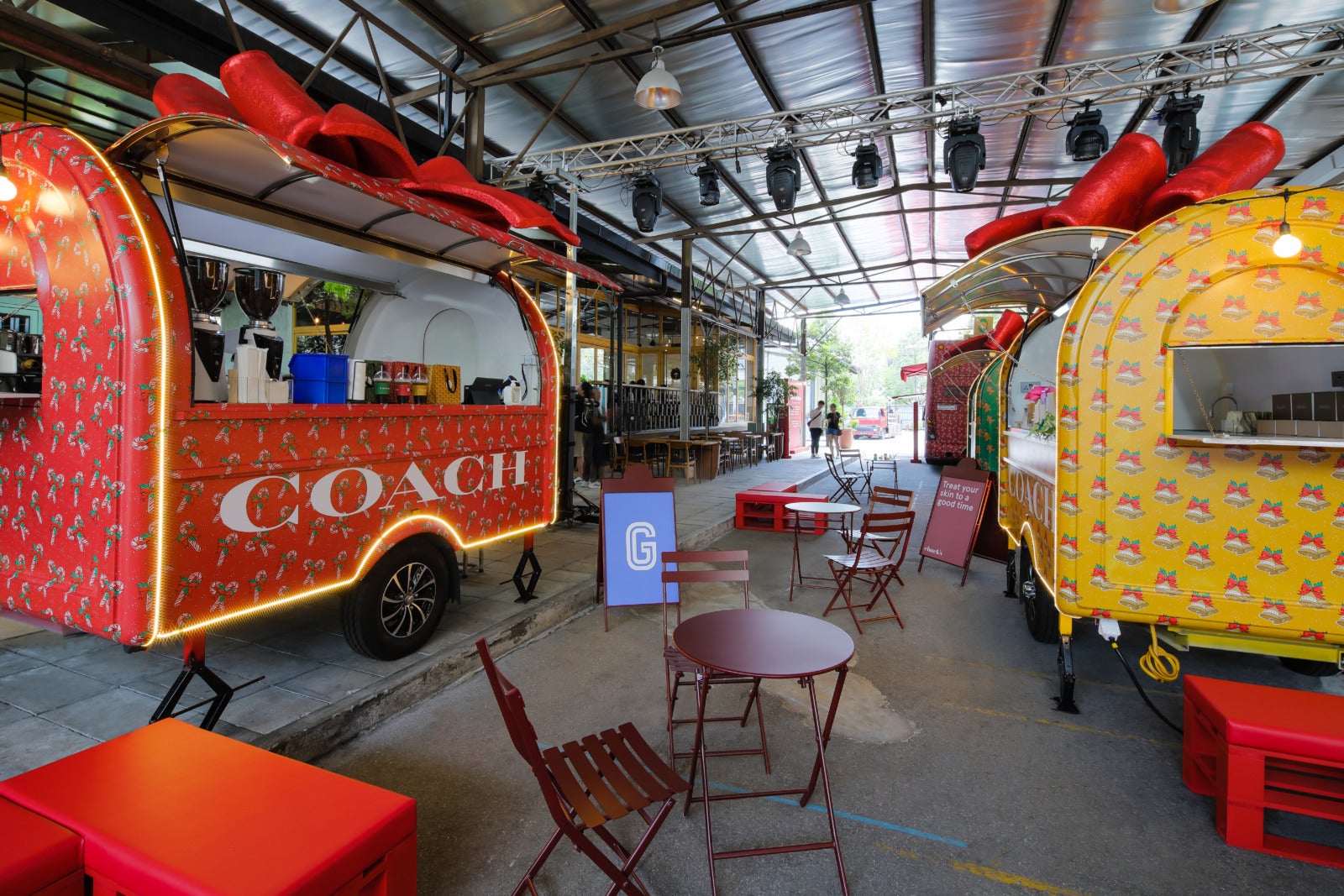 COACH ON THE MOVE Holiday booth 02