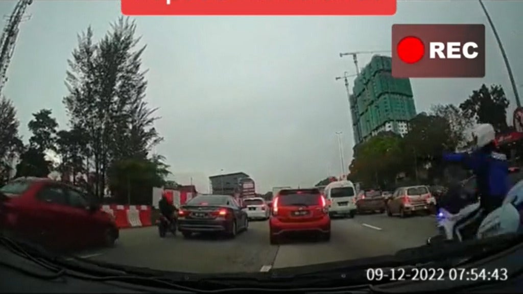 M'sians Praise PM Anwar For "Lending" His Police Escorts to Clear Path