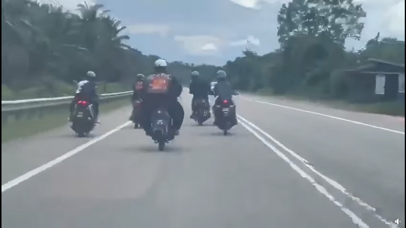 motorcyclists chat on the road cause accident 1