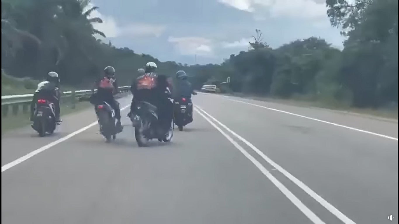 motorcyclists chat on the road cause accident 2