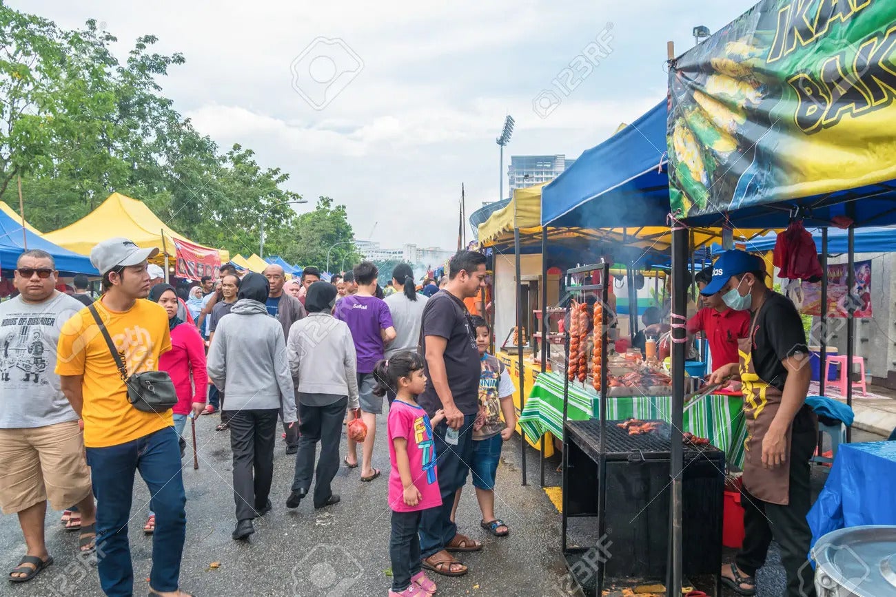103073838 kuala lumpur malaysia may 29 2018 people seen exploring and buying foods around the ramadan