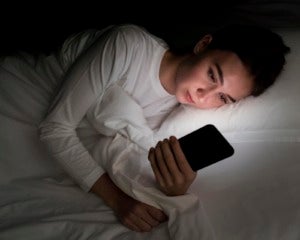 girl night bed with phone