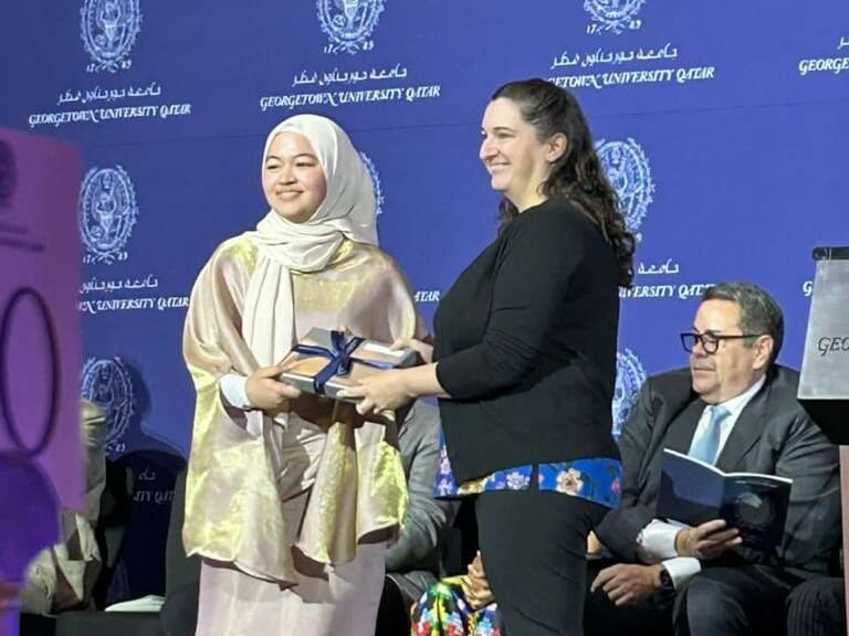 20230512 Nusaybah Maszlee Gets Awards From Georgetown University In Qatar Raishussin Twt