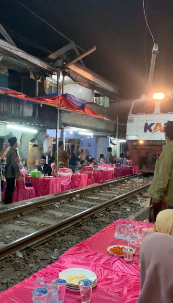 Train Reception Indonesian Wedding Goes Viral For Holding Reception Ceremony On Both ...