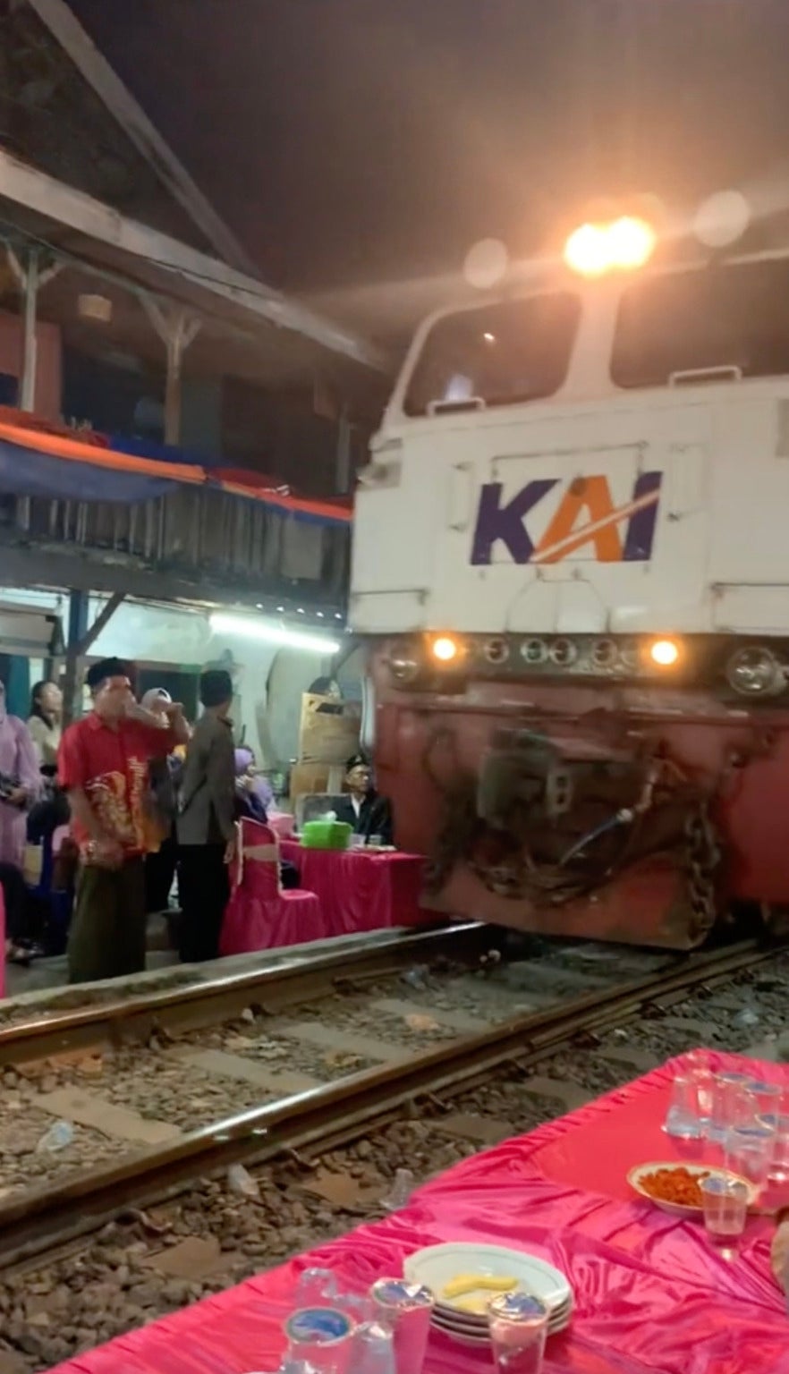 Train Reception Indonesian Wedding Goes Viral For Holding Reception Ceremony On Both ...