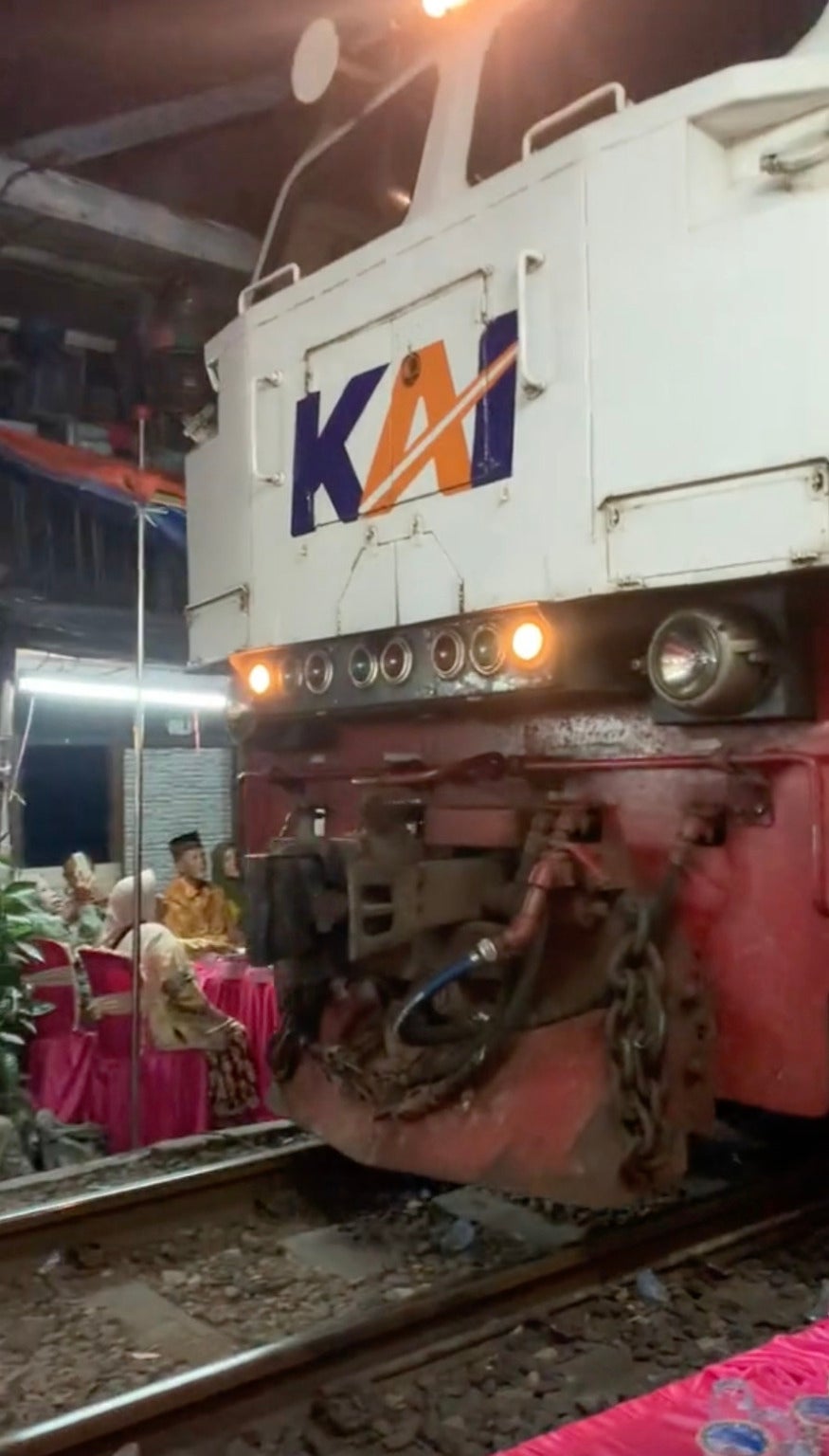Train Reception Indonesian Wedding Goes Viral For Holding Reception Ceremony On Both ...