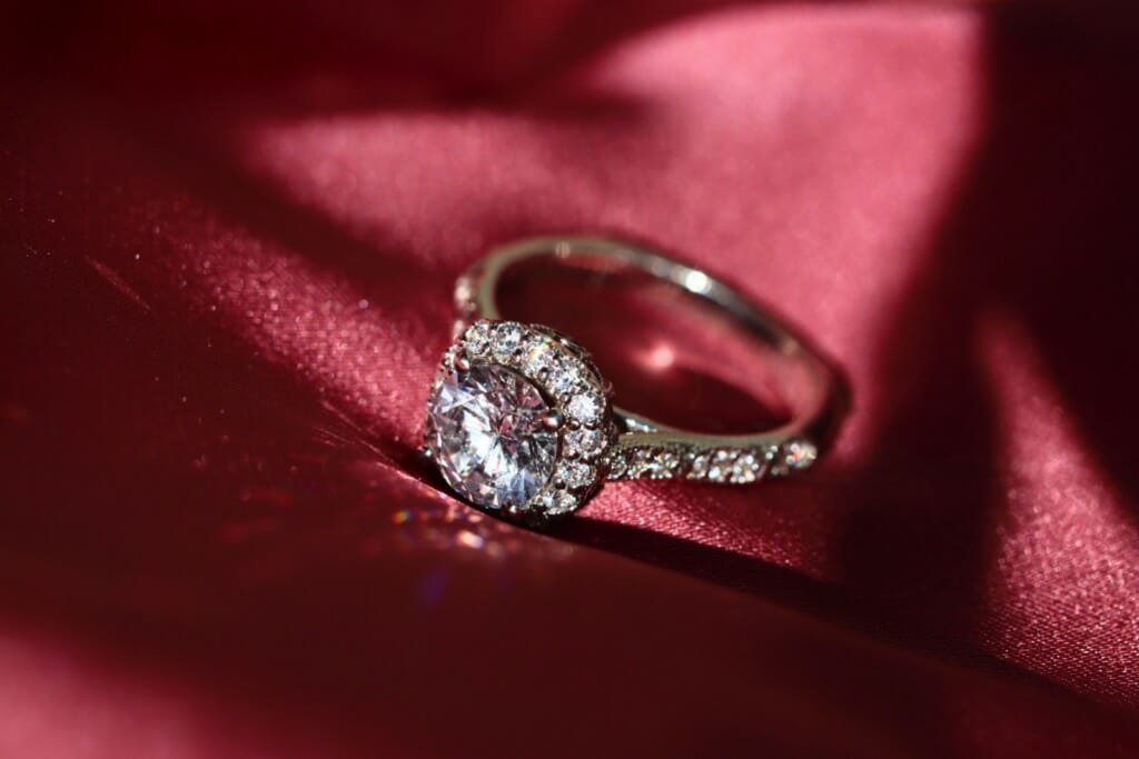 2 Men Steal RM452k Diamond Ring From Pawn Shop In SG, Flees To M'sia ...