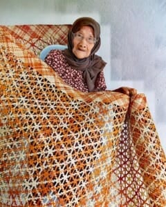 91 year old Ngot binti Bi who weaves the open lattice tikar begerang