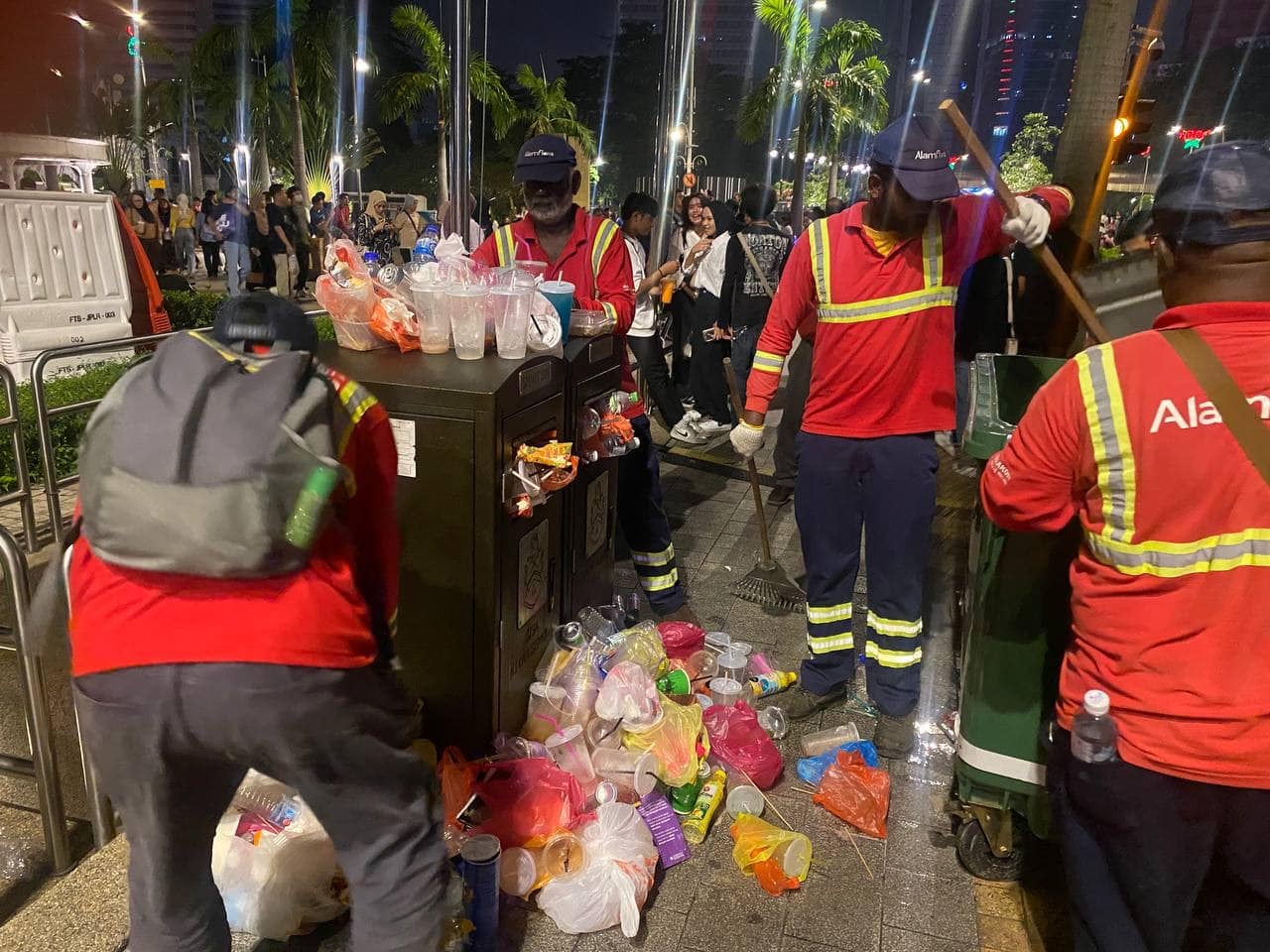 It Took 128 Alam Flora Staff Members to Clean Up 3.06 Tonnes of Litter ...