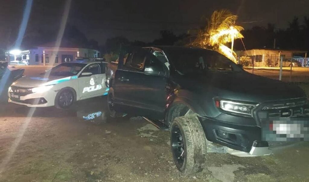 M’sian Rams 4WD Into Cop Car When Trying to Flee Due to Fear of Being ...
