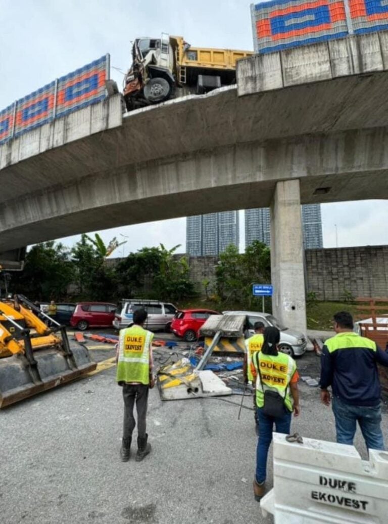 Lorry Crashes Into Concrete Barrier on DUKE Expressway & Causes it to ...