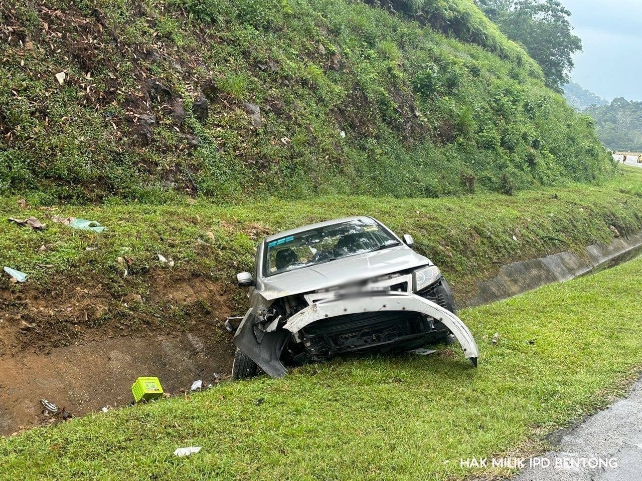 Good Samaritan Stops to Help Accident Victims on Karak Highway ...