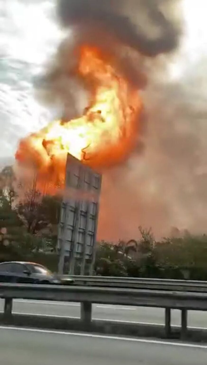 Massive Fire Erupts in Putra Heights Allegedly Due to Gas Pipeline ...