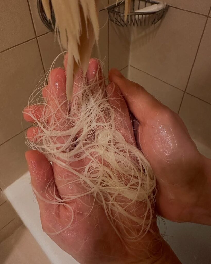 여러분 탈색 조심하세요 사진보고 놀라셨죠.여러분들께 예쁜 모습을 보여드리고 싶은 마음에 3년 만에 금발소다로 깜짝 변신하려고 한국에 돌아와 평소 다니던 샵에서 탈색을 1