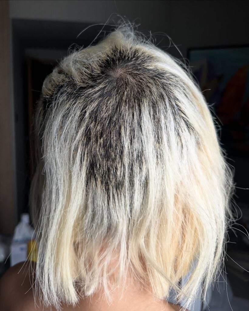 여러분 탈색 조심하세요 사진보고 놀라셨죠.여러분들께 예쁜 모습을 보여드리고 싶은 마음에 3년 만에 금발소다로 깜짝 변신하려고 한국에 돌아와 평소 다니던 샵에서 탈색을 했는