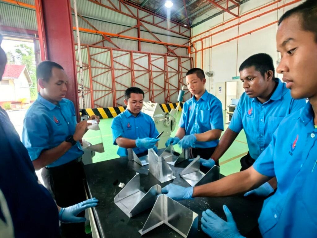 photo 6239832082696227063 y