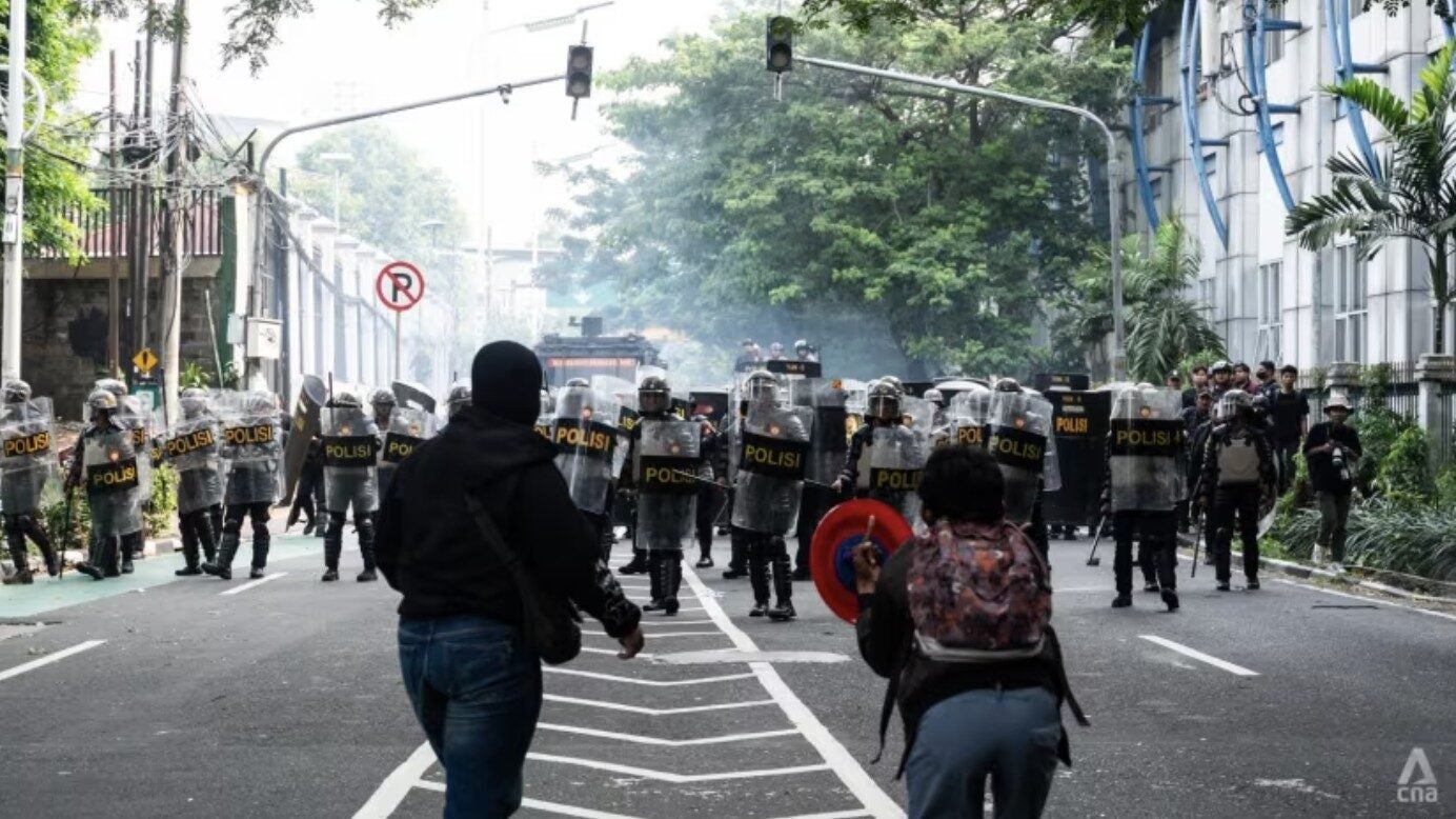 Huge Riot Breaks Out in Jakarta as Indonesians Protest New Additional ...