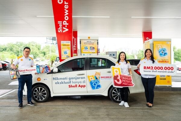 From the left Bryan Gee Non fuel Retail Marketing Manager Shell Mobility Convenience Malaysia Seow Lee Ming General Manager Shell Mobility Convenience Malaysia and Yu Li Ching Marketing Manager