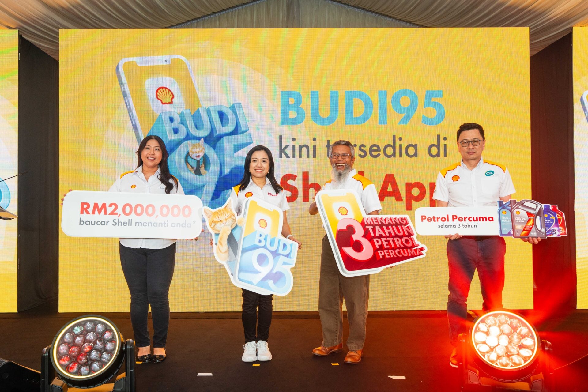 From the left Yu Li Ching Marketing Manager Shell Mobility Convenience Malaysia Seow Lee Ming General Manager Shell Mobility Convenience Malaysia Shairan Huzaini Husain Managing Director Shell Malaysi
