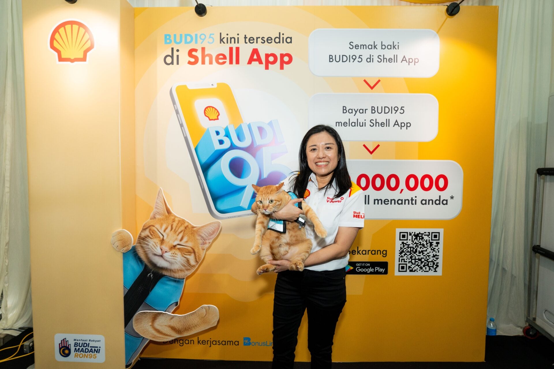Seow Lee Ming General Manager Shell Mobility Convenience Malaysia with the BUDI95 oyen mascot at the launch event of the enhanced Shell App with BUDI95 integration