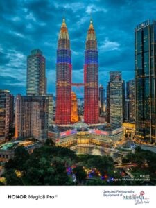 The dazzling beauty of KLCC glows brighter through the lens of the HONOR Magic8 Pro ✨🌃From viv