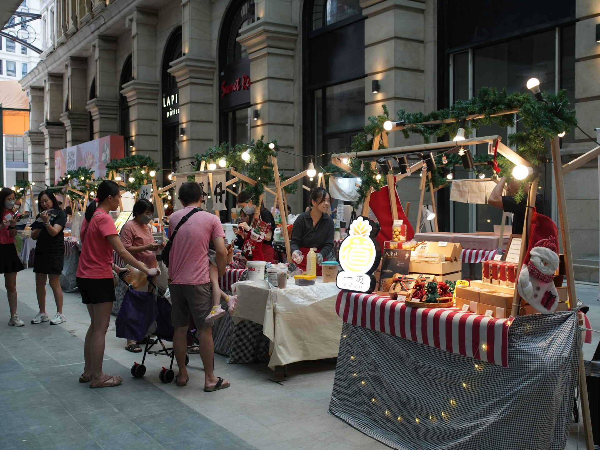 Visitors at the Quacking X mas Market