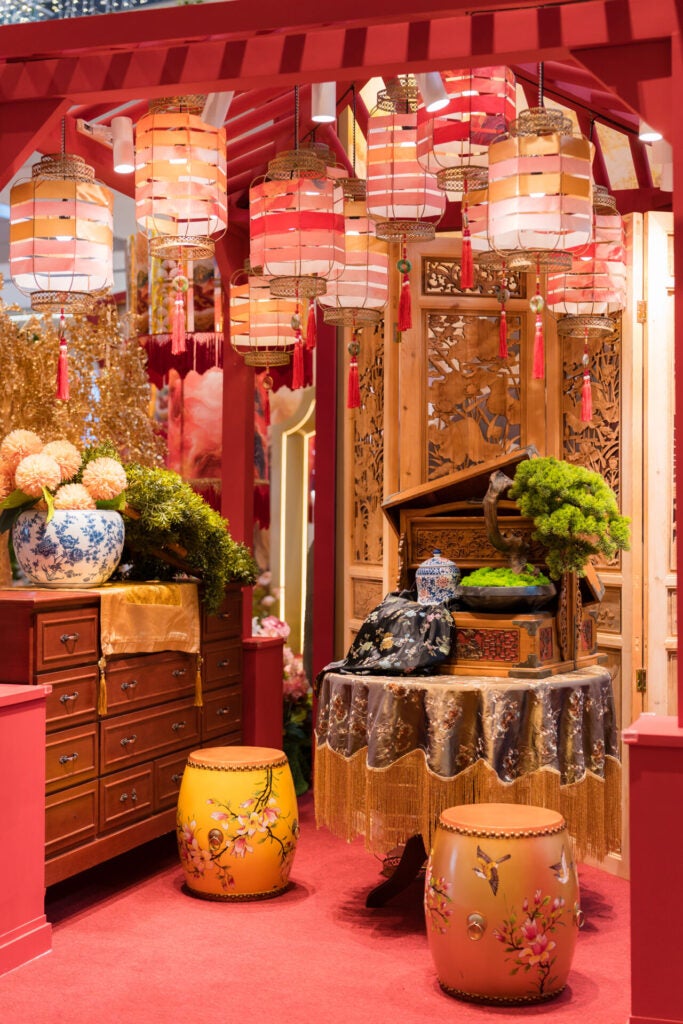 Cny Gallop Into Grandeur Decor