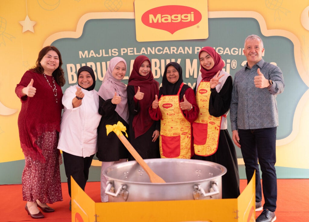 Cik Ivy Tan Link Cheh Puan Aishah Azizi Dan Encik Juan Aranols Bersama Pelajar Upm