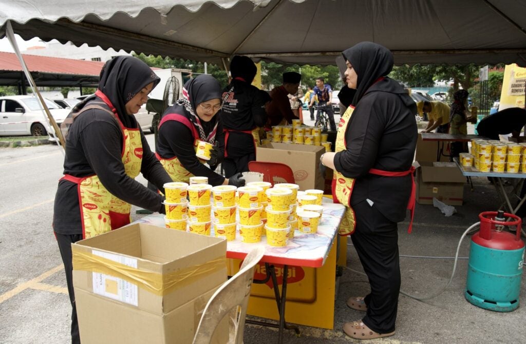 Sukarelawan Membungkus Bubur Lambuk