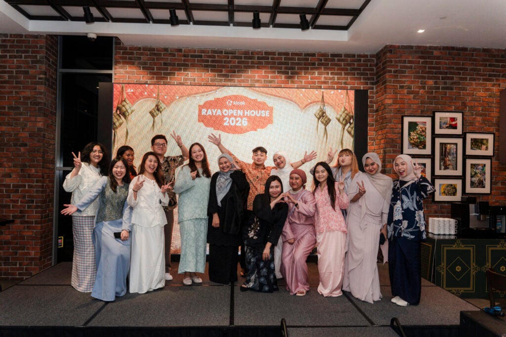 03 Sarah Wan Sixth From Left With The Klook Malaysia Team