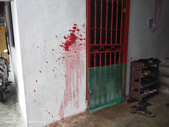 Rumah Disimbah Cat Merah Resize